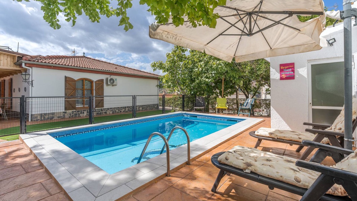 Cenes de la Vega House | Holiday Home 'Casa Rural Vista Blanca' with Mountain View, Wi-Fi and Air Conditioning