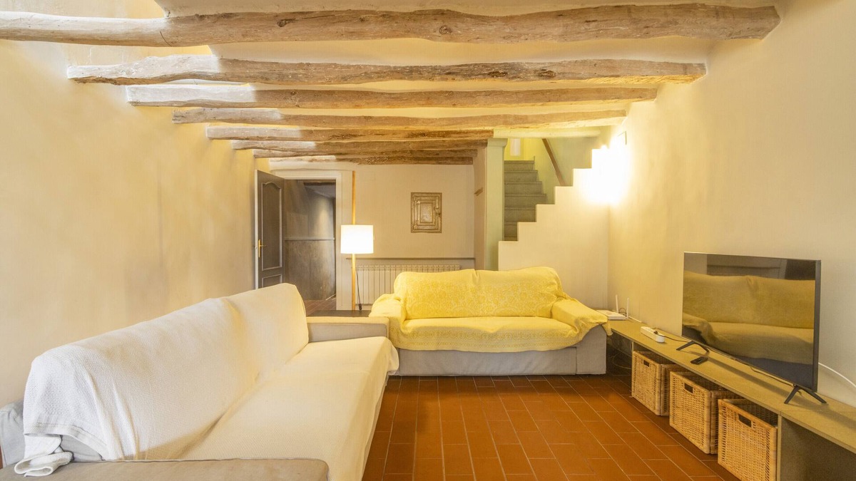 Juncosa House | Holiday Home 'Ca La Francesa' with Mountain View, Private Terrace and Wi-Fi