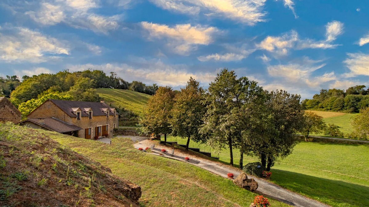 Prats-de-Carlux House | Holiday Home 'Maison Les Tilleuls' with Private Terrace, Private Garden and Wi-Fi