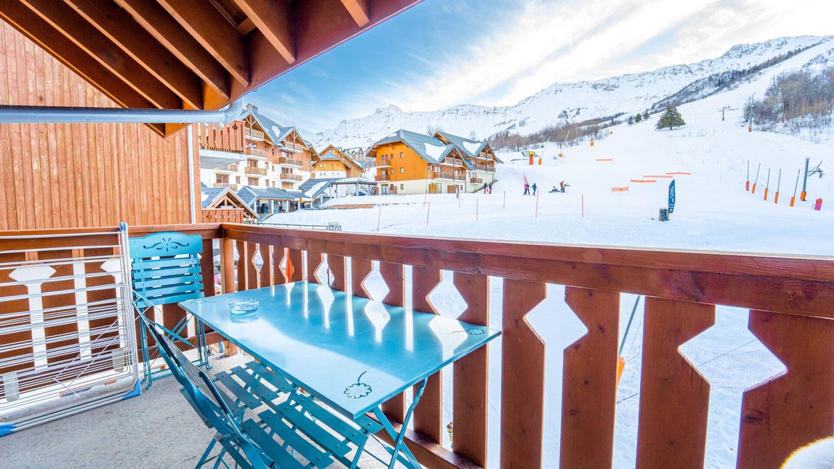 Saint-Francois-Longchamp Apartment | Holiday Apartment "Sfl 1 Couchages" with Balcony, Shared Pool & Wi-Fi