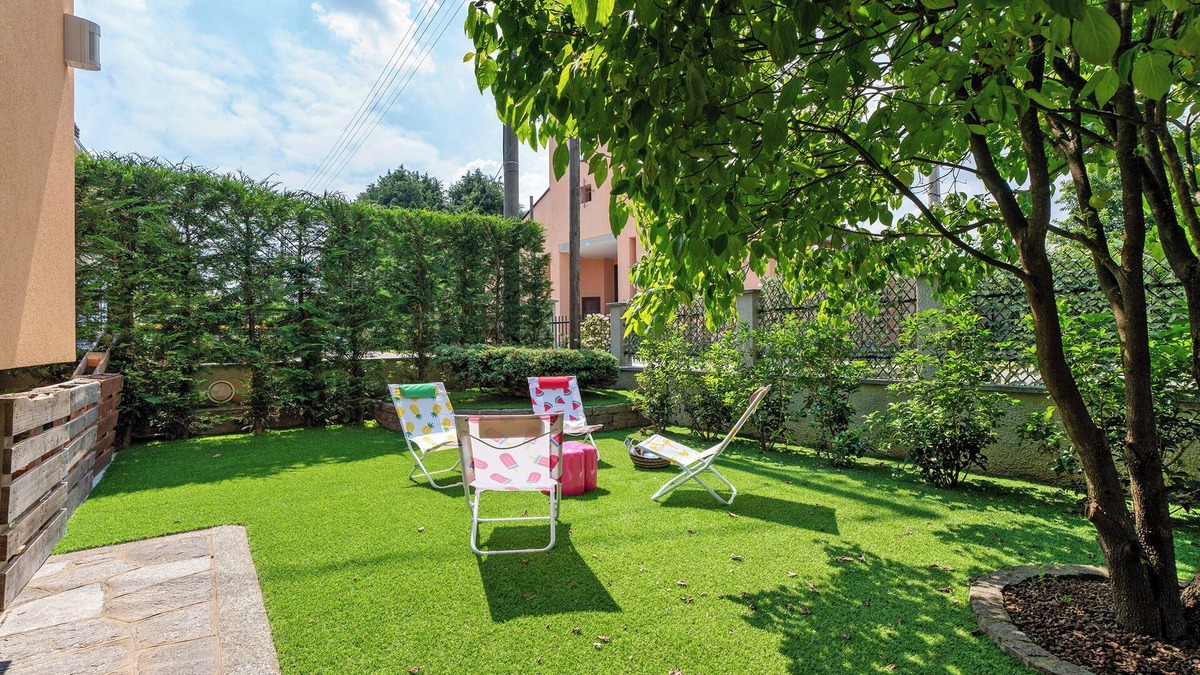 Castelletto Sopra Ticino House | Holiday Home 'La Casa Dei Girasoli' with Terrace, Wi-Fi and Air Conditioning