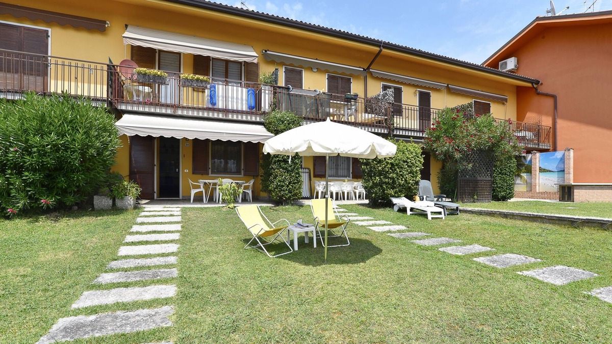 Pacengo Apartment | Holiday Apartment “Dei Salici” with Garden, Pool, Air Conditioning & WiFi