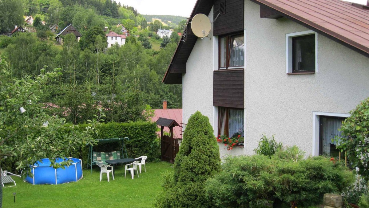Rokytnice nad Jizerou Apartment | Holiday apartment with large garden and outdoor swimming pool