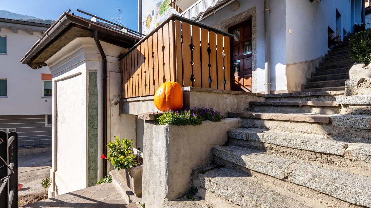 Roncone Apartment | Holiday Accommodation "Appartamento Meridiana" with Mountain View & Wi-Fi