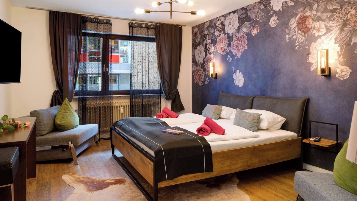 Stuhlinger Old Town Apartment | Holiday Apartment 'Am Bahnhof Freiburg' with Wi-Fi