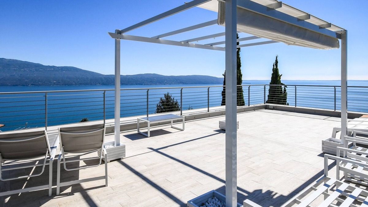 Pulciano Apartment | Holiday Apartment "Luxury 2" with Terrace and Lake View