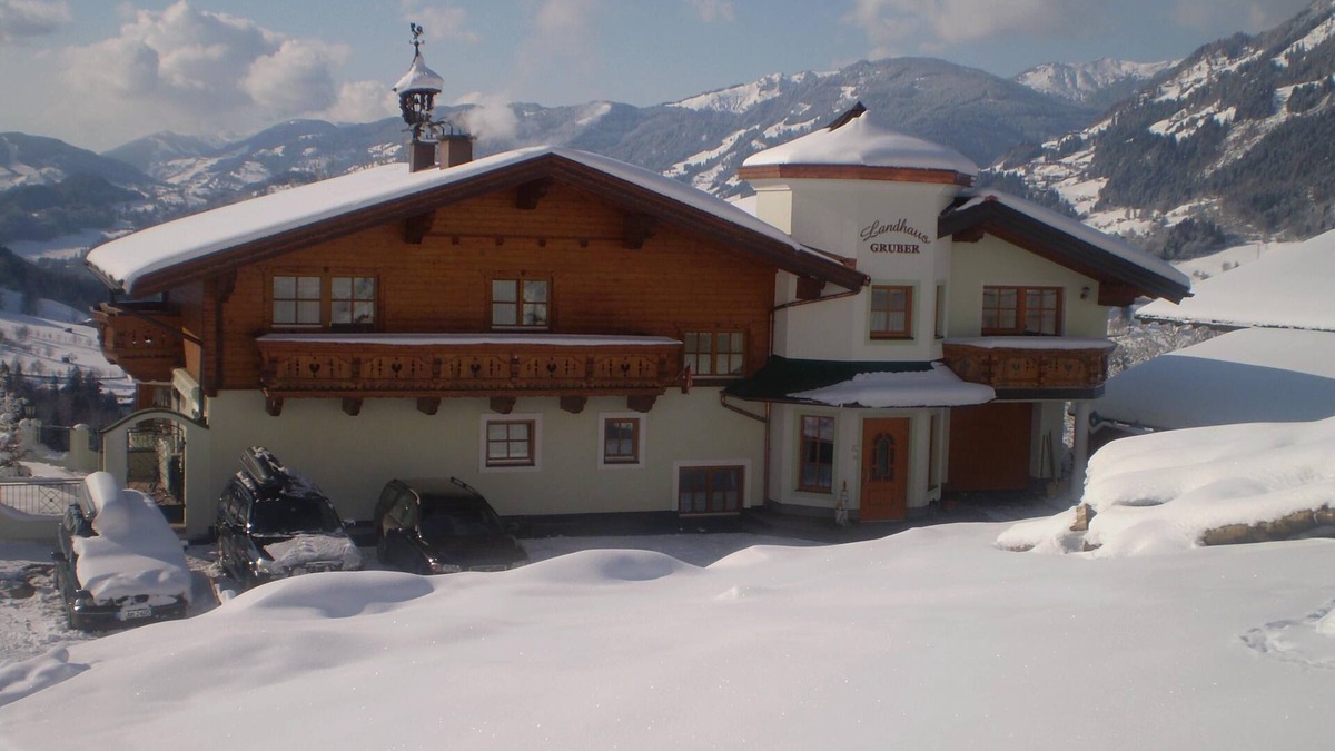 Alpendorf Apartment | Holiday Apartment "Landhaus Gruber" with Mountain View, Balcony & Wi-Fi