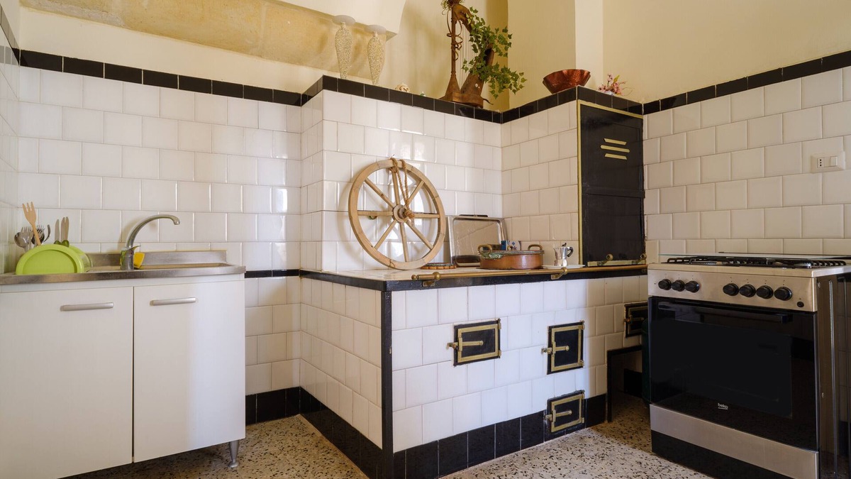 San Donato di Lecce Apartment | Holiday Apartment 1 - Palazzo Costantini with Balcony, Shared Garden & Wi-Fi