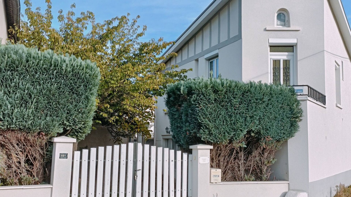 Montrond-les-Bains Apartment | Holiday Apartment "Dans Maison Atypique" with Wi-Fi
