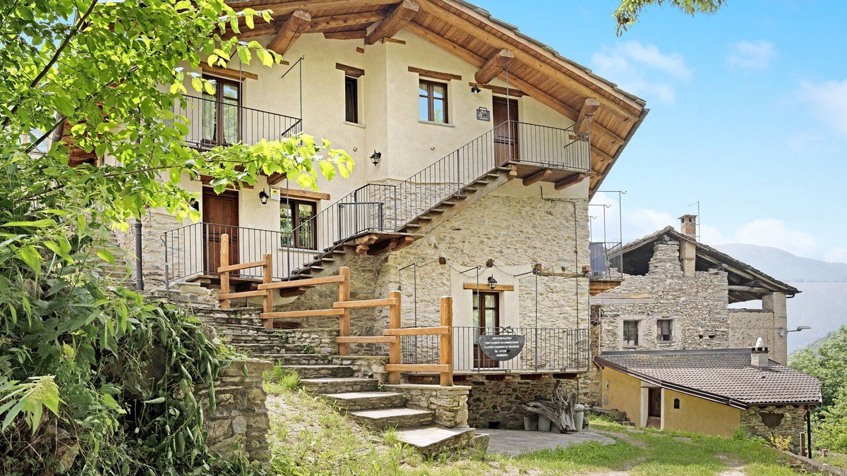 San Michele Prazzo Apartment | Holiday Apartment "Stella Alpina Tano Di Grich" with Mountain View, Shared Terrace & 2 Balconies