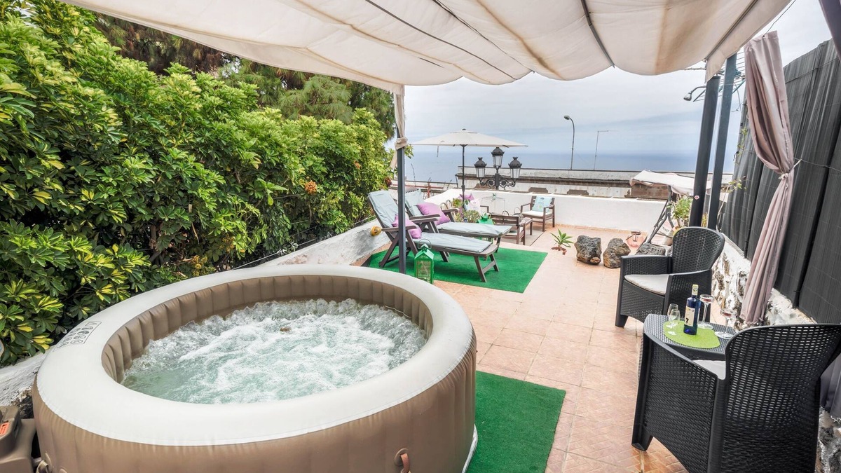 El Guincho House | Holiday Apartment "Casa Amparo" with Terrace, Ocean View, Whirlpool & Wi-Fi