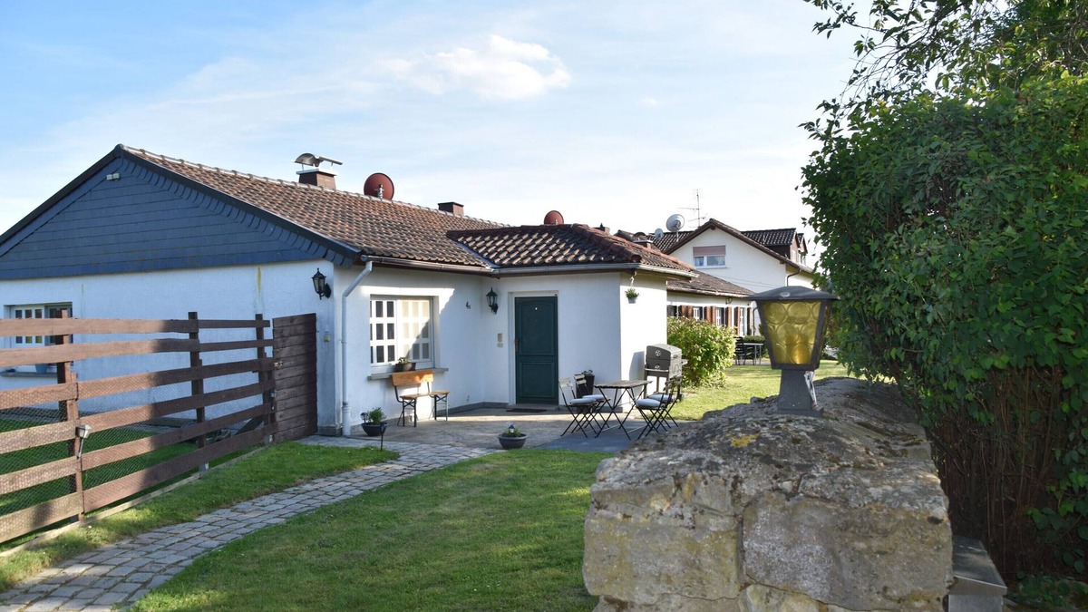 Kaltenholzhausen Apartment | Holiday Apartment "Casa Schrader" with Private Terrace, Private Garden & Wi-Fi