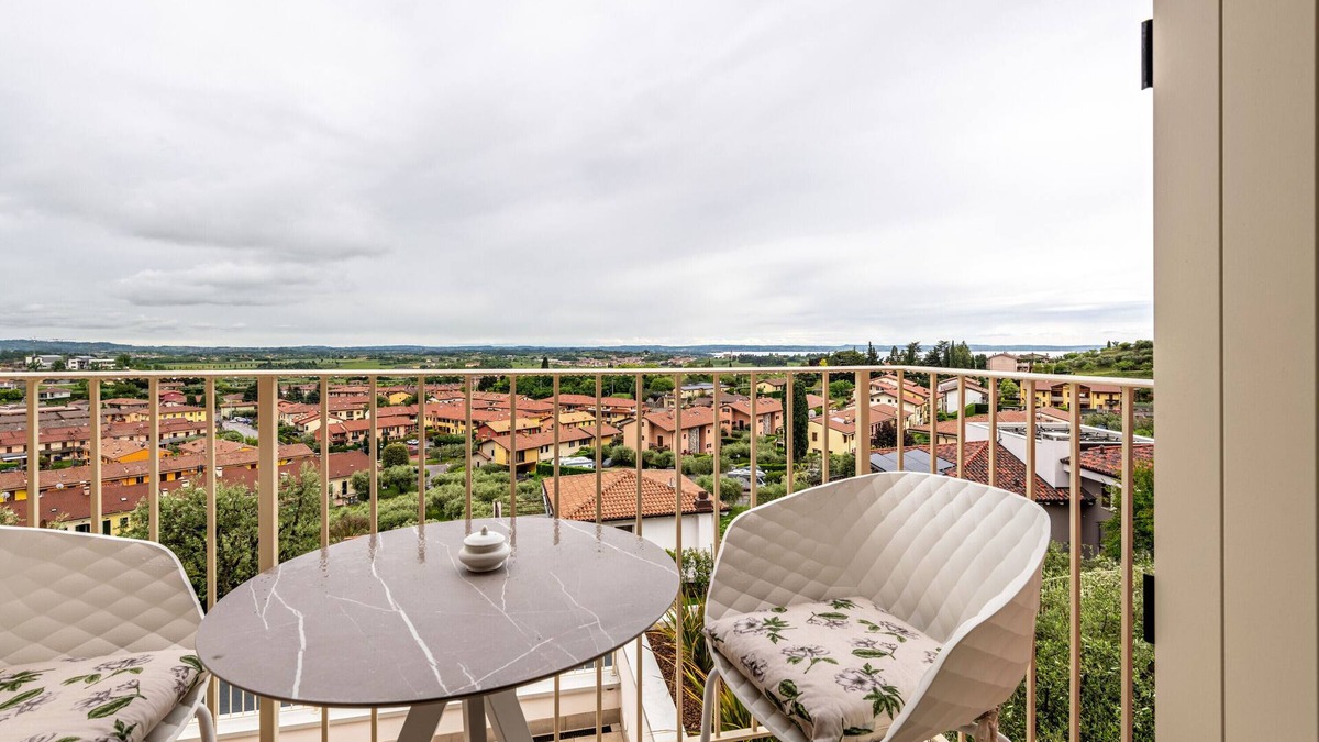 Cavaion Veronese Apartment | Holiday Apartment "Cavalino Boutique Apt 1" with Lake View, Balcony & Wi-Fi
