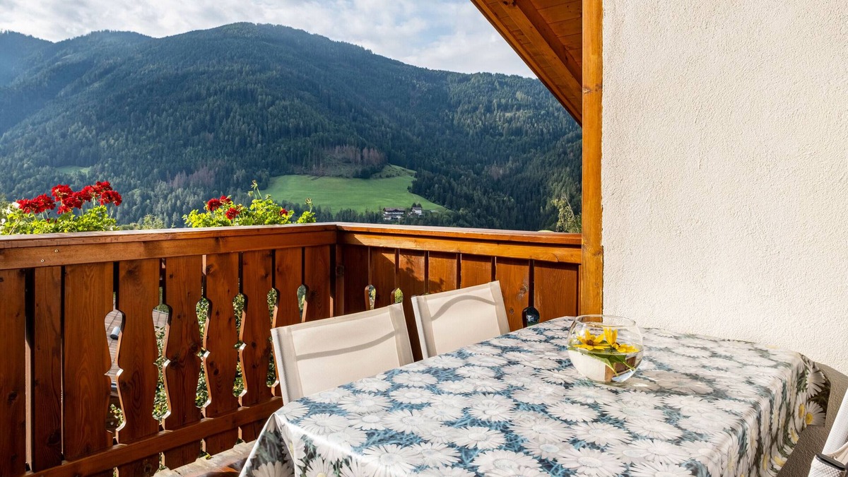 Fie allo Sciliar Apartment | Holiday Apartment "Oberpatiglhof - Lukas" with Mountain View, Shared Terrace & Wi-Fi