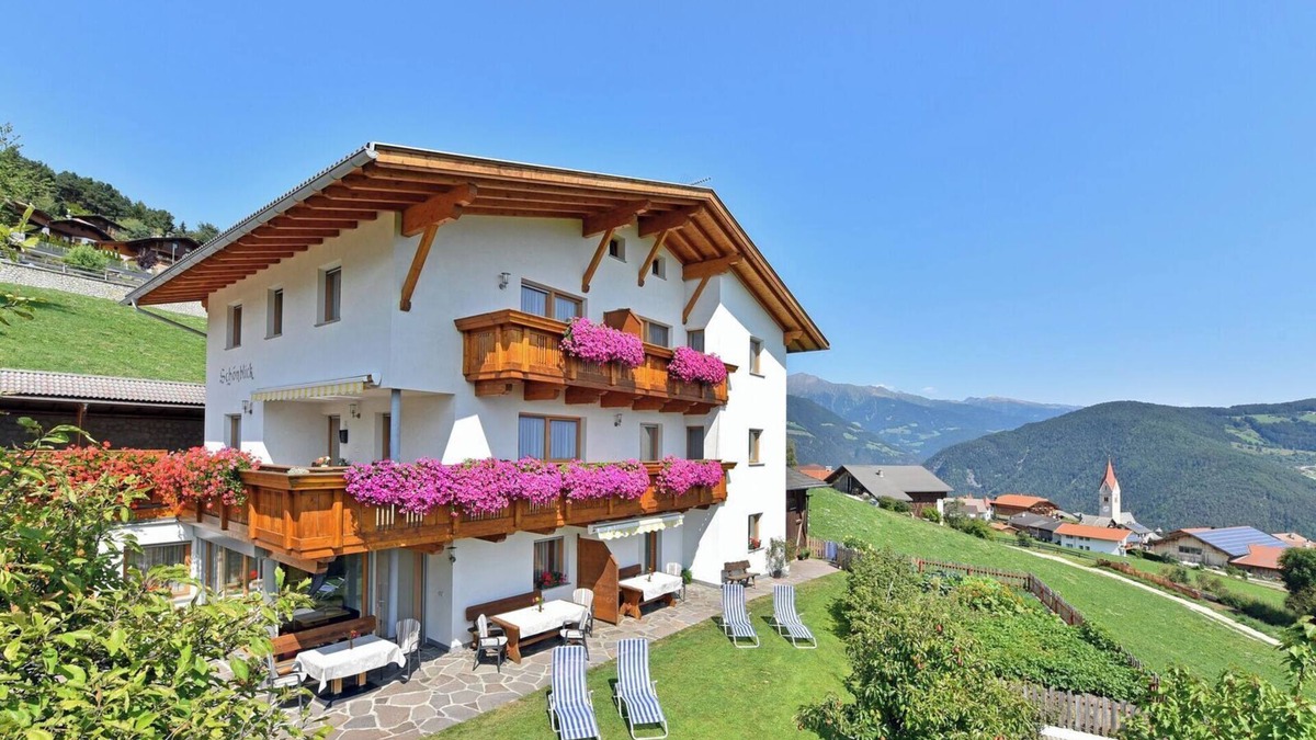 Spinga Apartment | Holiday Apartment “Pustertal” with Mountain Views, Wi-Fi, Terrace & Garden