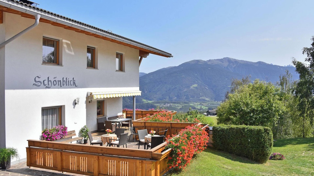 Spinga Apartment | Holiday Apartment “Eisacktal” with Mountain Views, Wi-Fi, Terrace & Garden