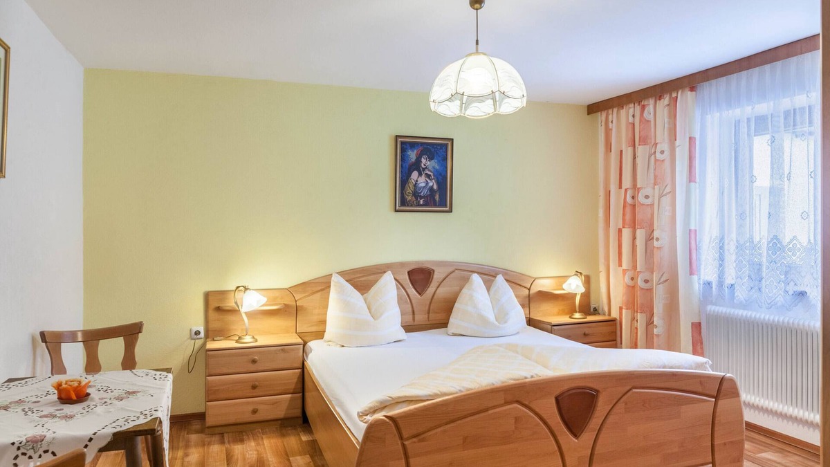 Bruck am Ziller Apartment | Holiday Apartment "Gästehaus Gisela 2" with Mountain View, Shared Garden & Wi-Fi