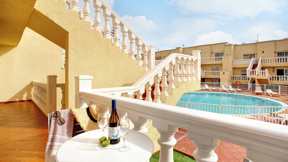 Caleta de Fuste Apartment | Holiday Apartment 'Liomor Luxury' with Shared Pool, Wi-Fi and Air Conditioning