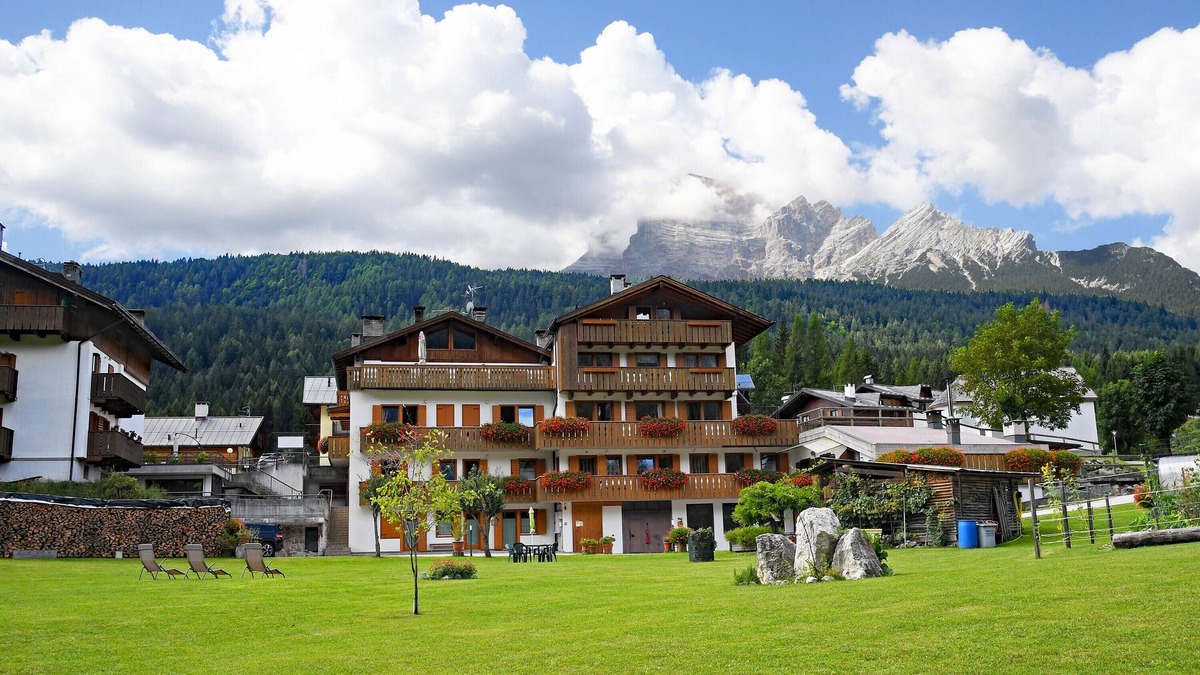 Villanova Apartment | Holiday Apartment "Nica Home Sorapis" with Mountain View, Shared Garden & Wi-Fi