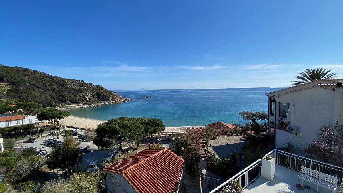 Cavoli Apartment | Holiday Apartment "Le Sirene Mono 2" near the Beach with Shared Terrace and Wi-Fi