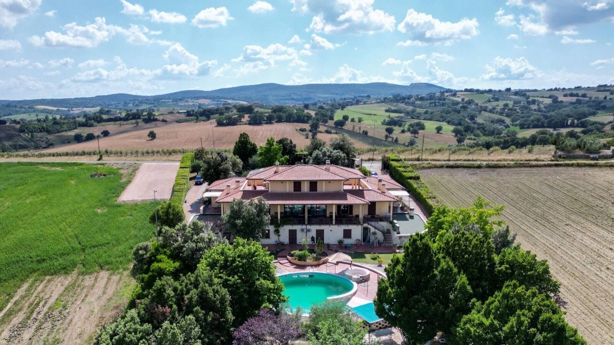 Gualdo Cattaneo Apartment | Holiday Apartment "Villa Rita - Rosa" with Mountain View, Shared Pool & Wi-Fi