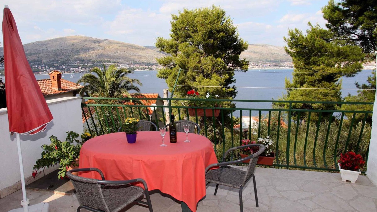 Okrug Donji Apartment | Holiday apartment 100 meters from the beach
