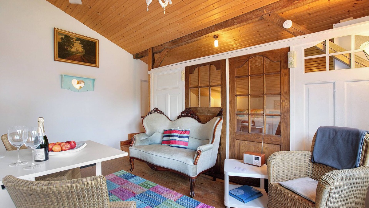 Norddeich Apartment | Holiday Apartment '1-Room Ferienwohnung Koje 1' with Shared Garden and Wi-Fi