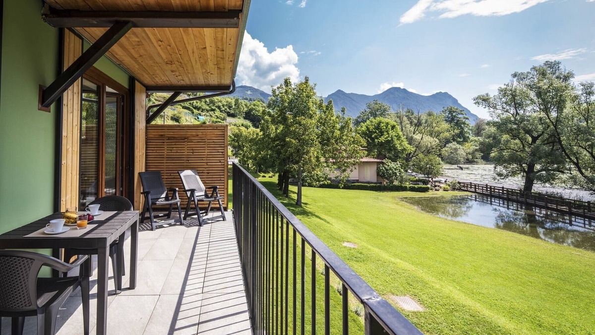 Carlazzo Apartment | Holiday Apartment "1" with Lake View, Shared Pool & Shared Garden