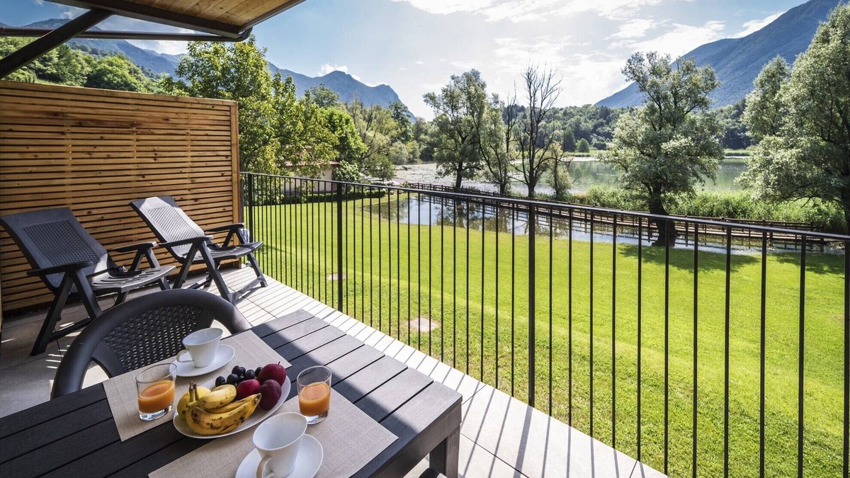 Carlazzo Apartment | Holiday Apartment "2" with Lake View, Shared Pool & Shared Garden