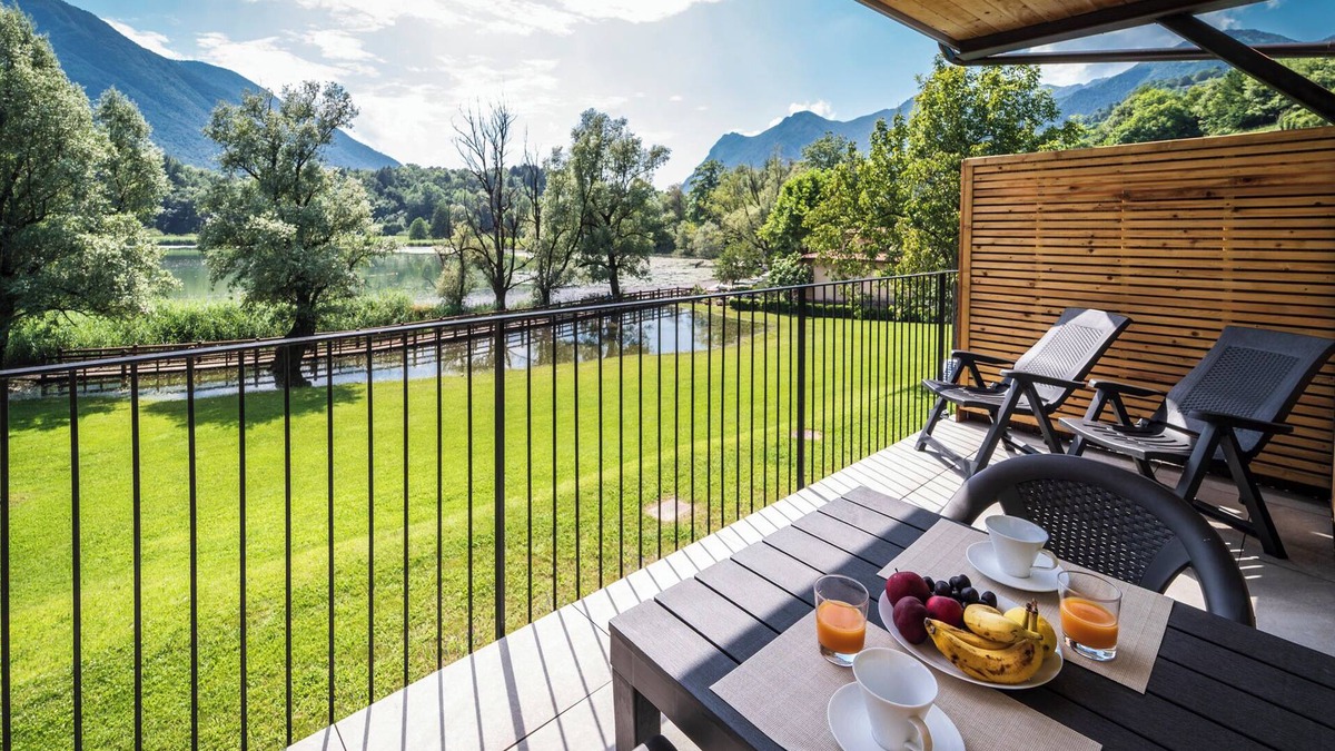 Carlazzo Apartment | Holiday Apartment "3" with Lake View, Shared Pool & Wi-Fi
