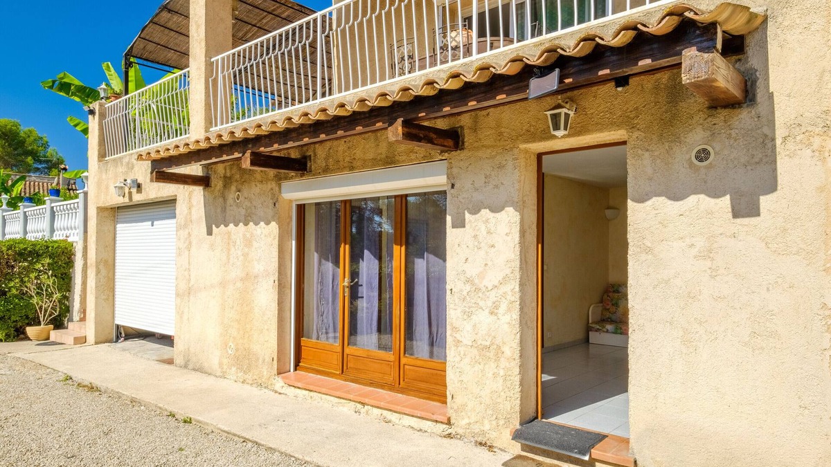 Le Tignet Apartment | Holiday Apartment '4 Personnes Le Tignet' with Pool, Shared Garden and Wi-Fi