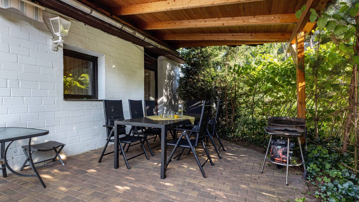 Region Hannover District Apartment | Holiday Apartment 5 with Private Terrace, Private Garden and Wi-Fi