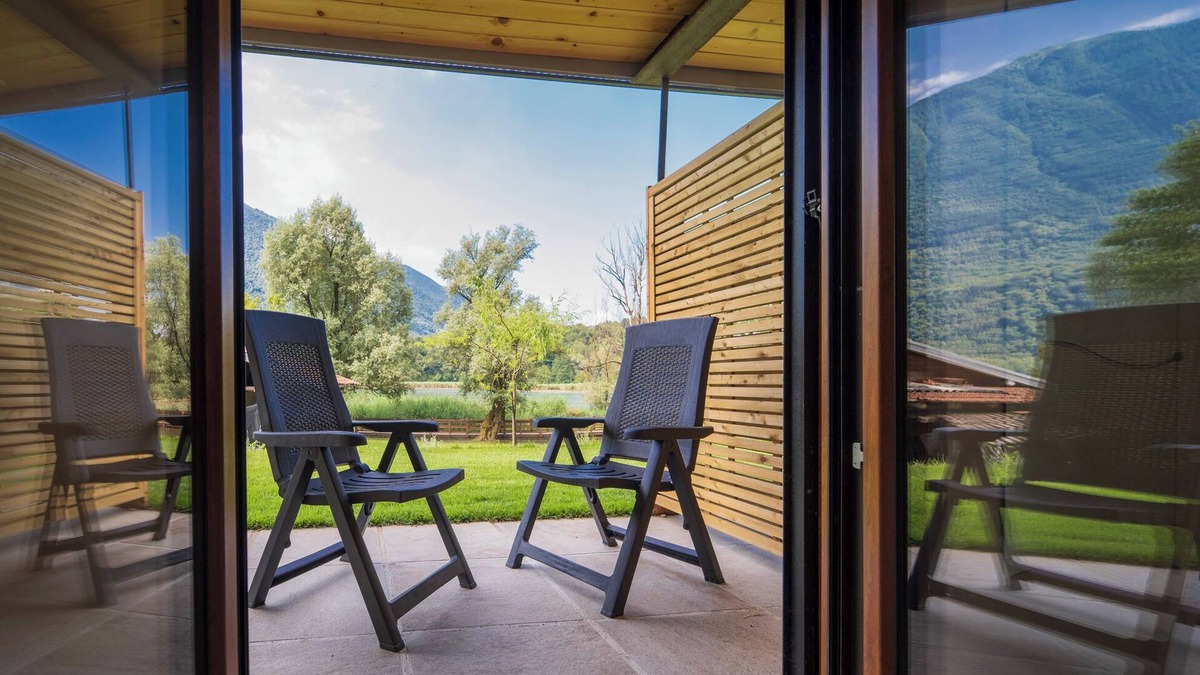 Carlazzo Apartment | Holiday Apartment "6" with Lake View, Shared Pool & Wi-Fi