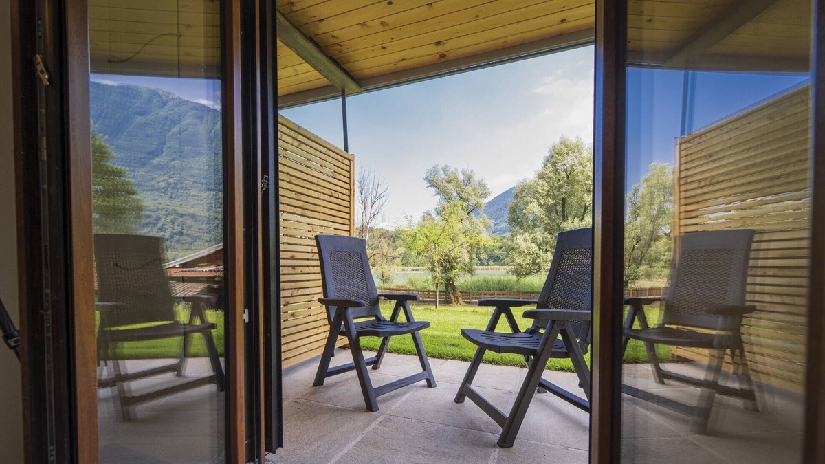 Carlazzo Apartment | Holiday Apartment "7" with Lake View, Shared Pool & Wi-Fi