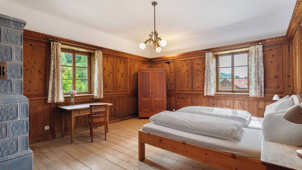 Pfalzen Apartment | Holiday Apartment 'Ansitz Baumannhof Erker Suite' with Mountain View, Shared Garden and Wi-Fi