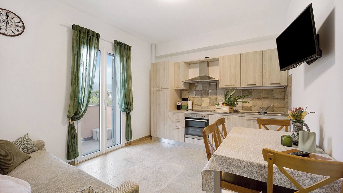 Andora Apartment | Holiday Apartment "Antichi Ricordi - Da Angela" with Balcony, Shared Pool & Wi-Fi
