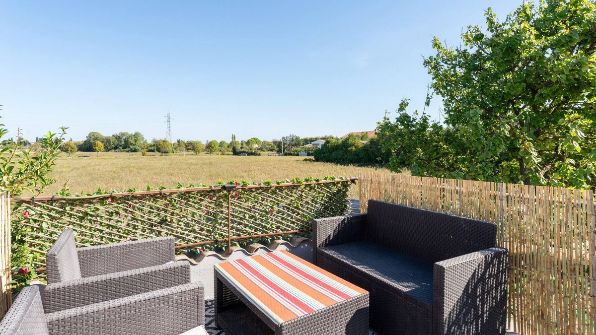 Manduel Apartment | Holiday Apartment "Aux portes de la Camargue" with Private Terrace, Shared Tennis Court & Wi-Fi