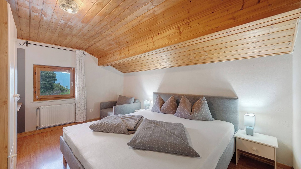 Vollan Apartment | Holiday Apartment "Bergblick" with Roof Terrace, Garden with Pool