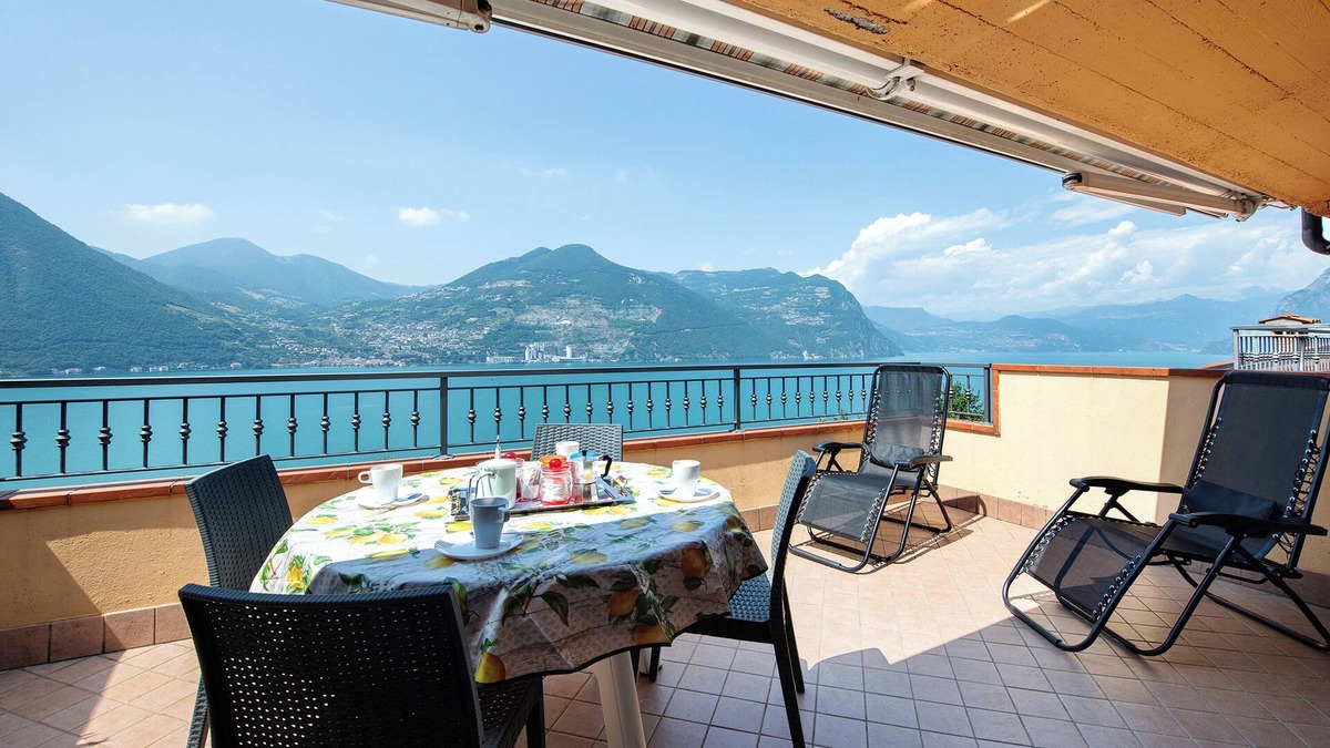 Sensole Apartment | Holiday Apartment "Bella Isola" with Lake View, Private Terrace & Wi-Fi