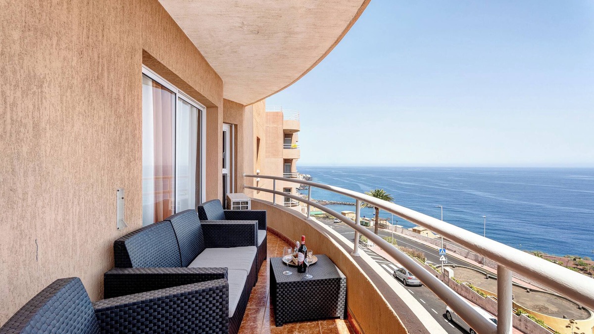 Radazul Apartment | Holiday Apartment 'Beautiful 3 Bedrooms Wifi Sea View' with Sea View, Wi-Fi and Air Conditioning