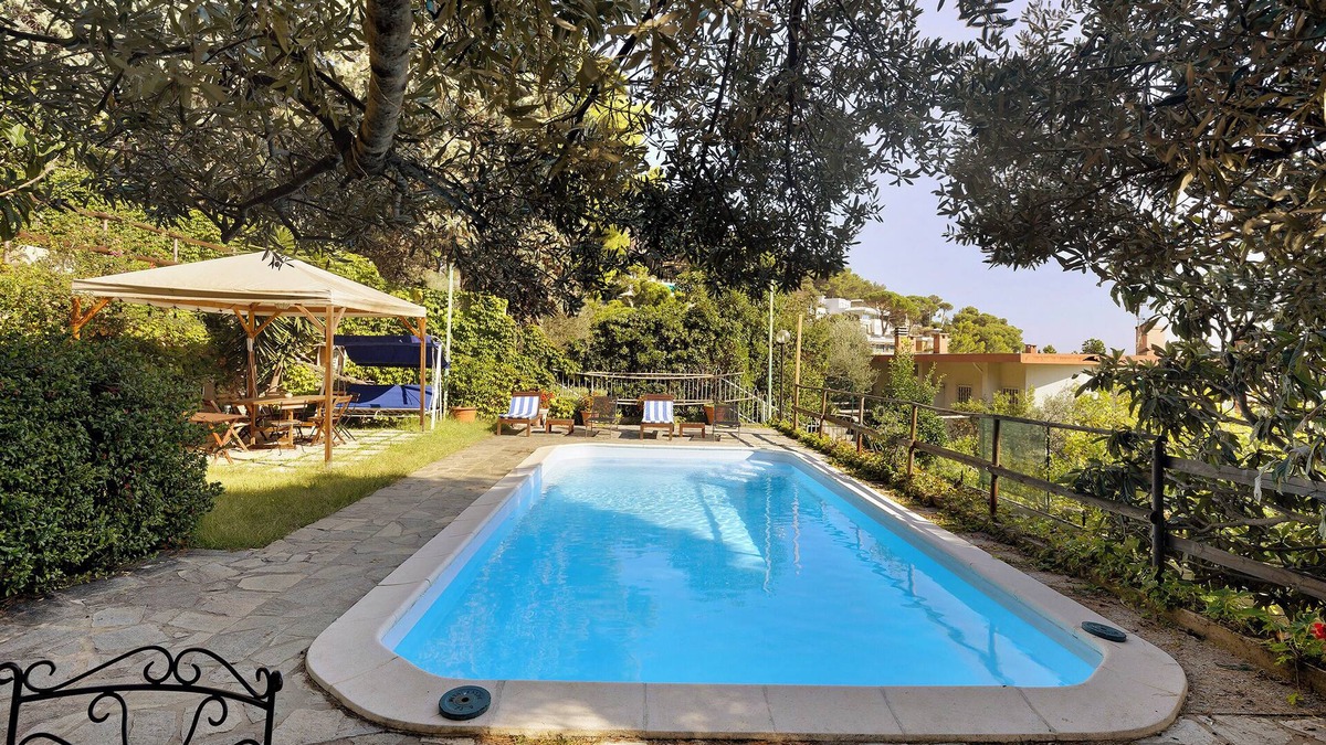 Torre del Mare Apartment | Holiday Apartment "Belvedere Su Bergeggi In Villa" with Sea View, Shared Pool & Private Terrace