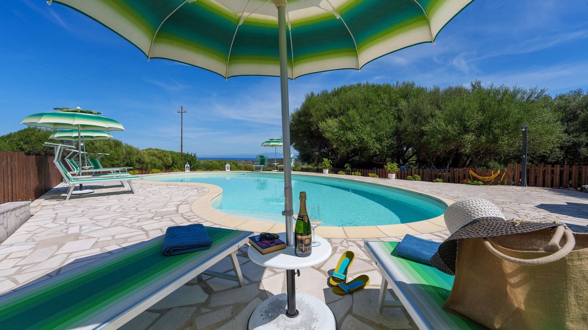 Aglientu Apartment | Holiday Apartment "Casa Ginestre" with Sea View, Shared Pool and Wi-Fi