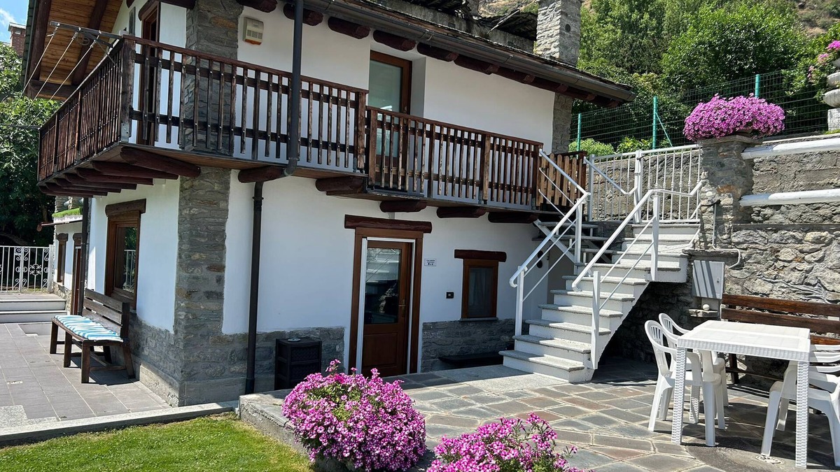 Montan-Angelin-Arensod Apartment | Holiday Apartment "Casa Sabrina - Appartamento Bianco" with Mountain View, Private Terrace & Wi-Fi
