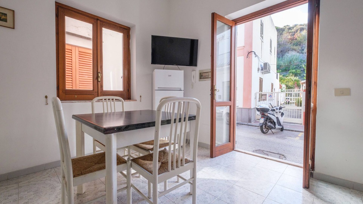 Canneto Apartment | Holiday Apartment "Case Vacanza Armando Bilo Panarea" with Shared Terrace & Wi-Fi