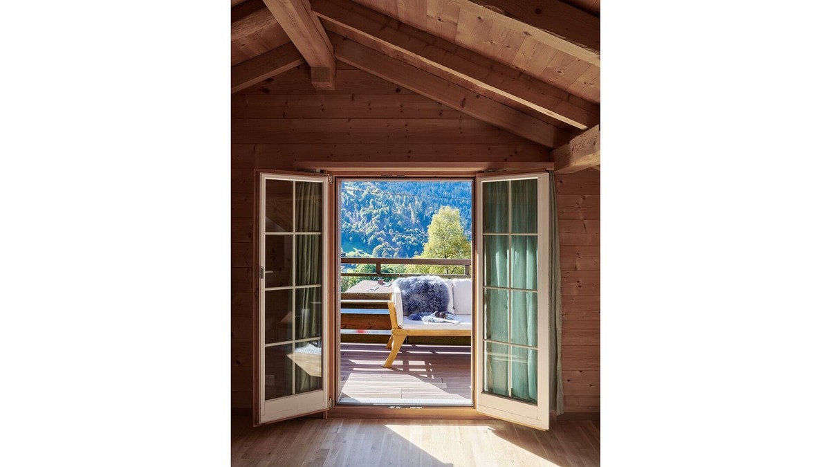 Klosters Dorf Apartment | Holiday Apartment "Dorf" with Mountain View, Balcony & Wi-Fi