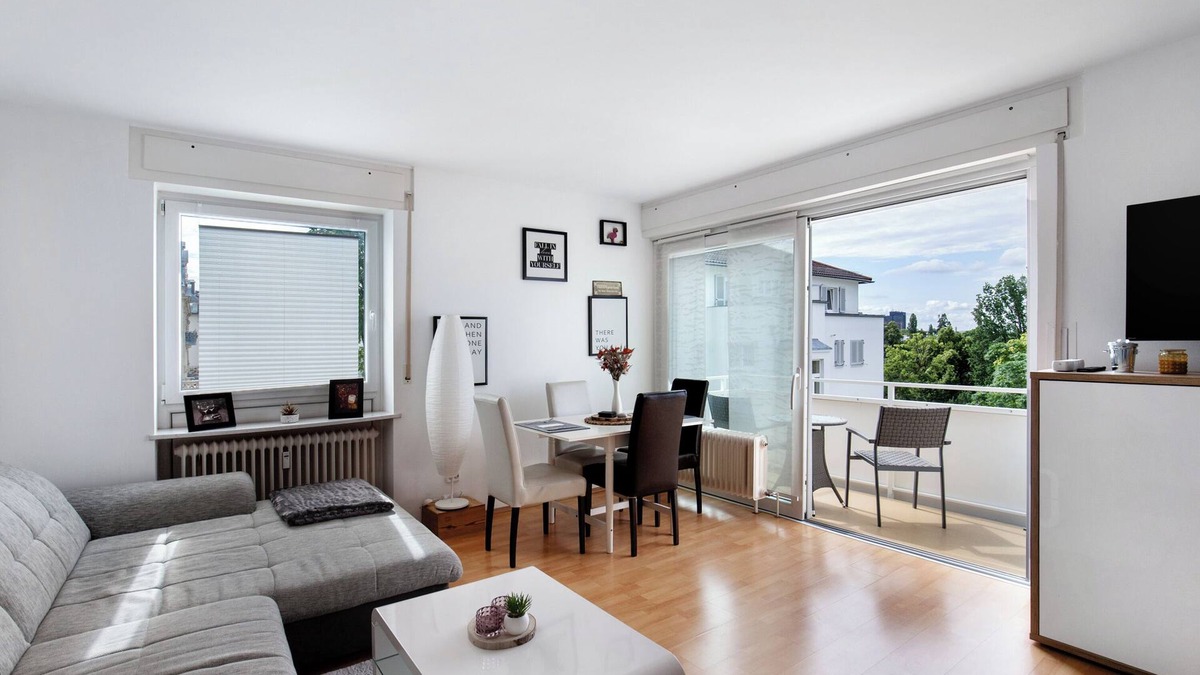 Wiesbaden Apartment | Holiday Apartment "Charmante Stadtwohnung Im Zentrum" with Balcony & Wi-Fi