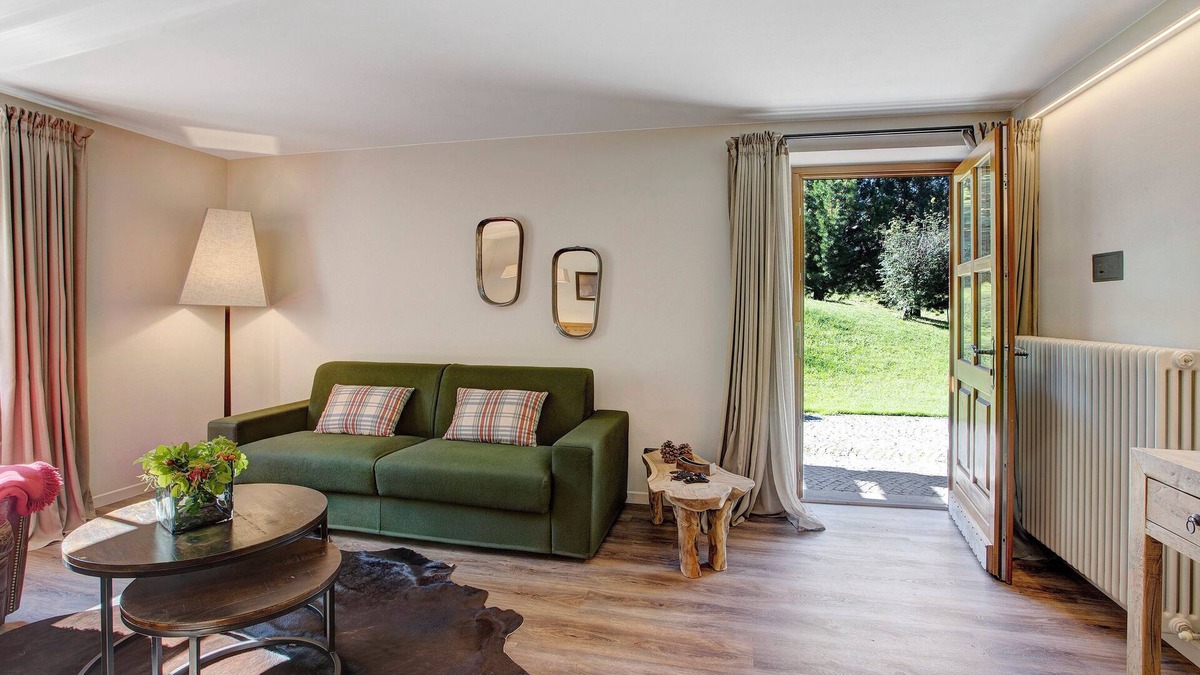 Teola Apartment | Holiday Apartment "Chalet Sonne" near Slopes with Shared Terrace & Wi-Fi