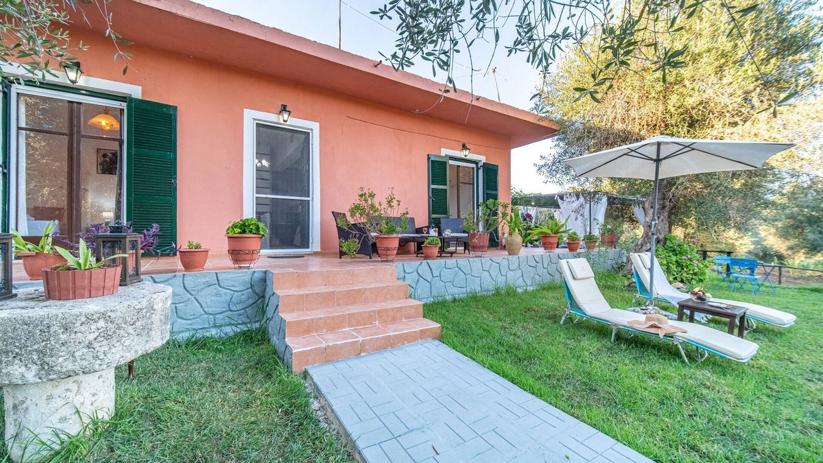 Argyrades Apartment | Holiday Apartment "Chara's Holiday Home" with Garden, Terraces & Wi-Fi
