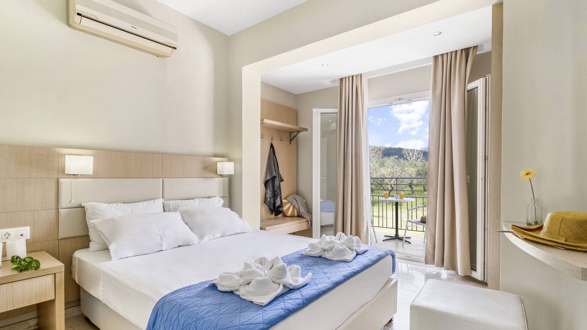 Vassiliki Apartment | Holiday Apartment 'Cosmos 4' close to the Beach with Shared Terrace & Wi-Fi