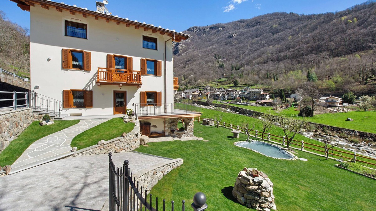 Lillianes Apartment | Holiday Apartment "Cucu - 1" with Mountain View, Private Terrace & Wi-Fi